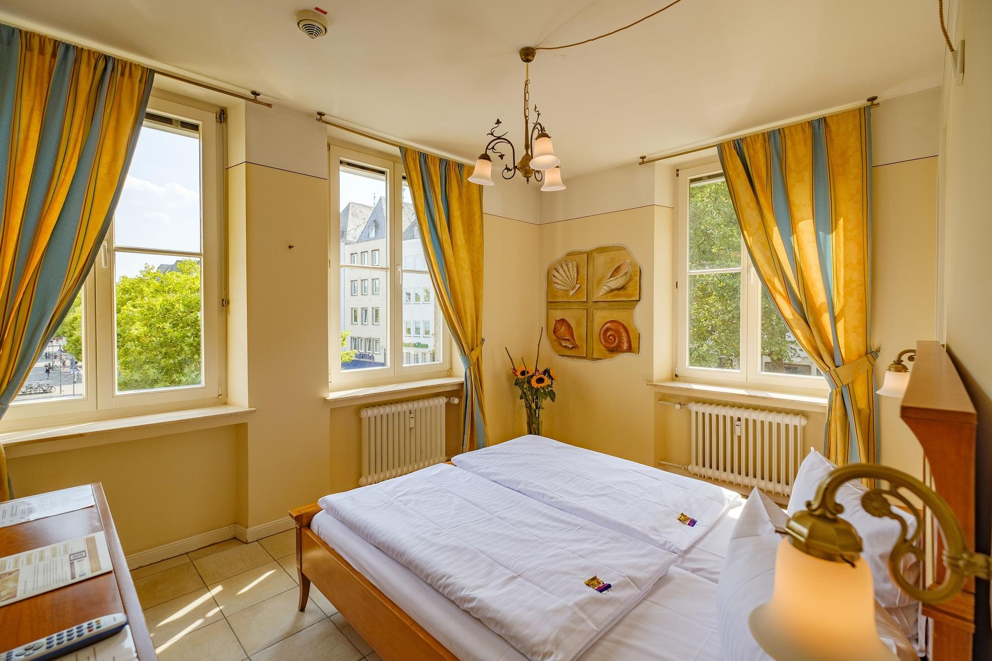 XII Apostel Albergo Koln Bagian luar foto