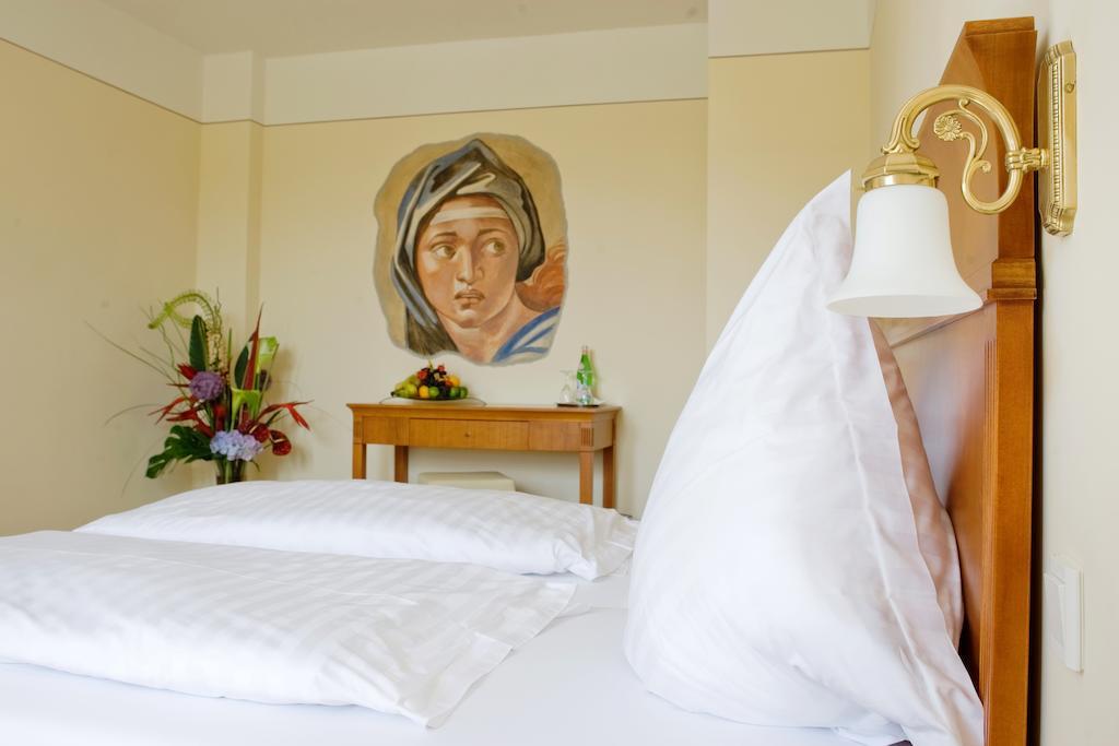 XII Apostel Albergo Koln Bagian luar foto